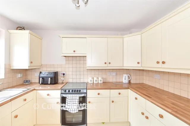 Oliver Close, Crowborough, TN6, photo 3