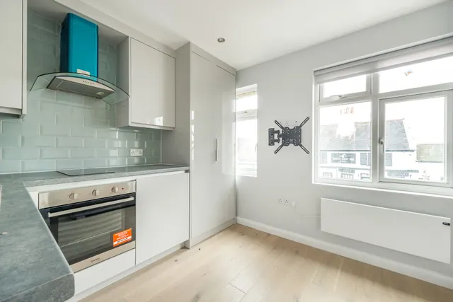 Photo 2 — Flat 2, 138a Kneller Road, Twickenham