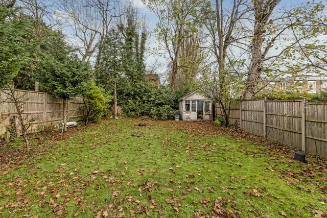 Photo 3 — Lake View, Edgware, HA8