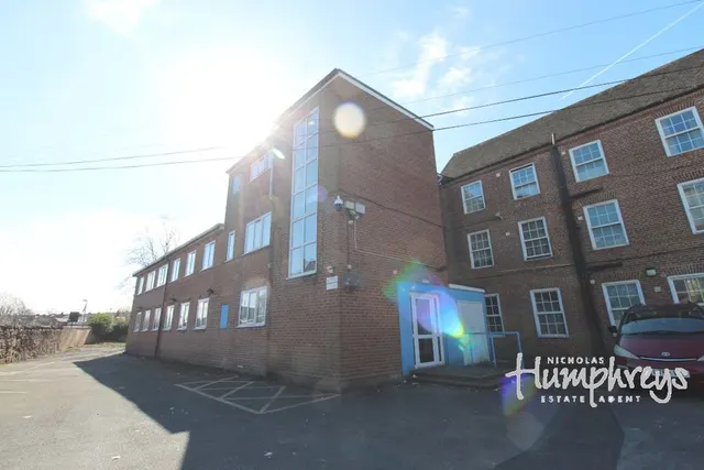 Bridge Road, B8, photo 1
