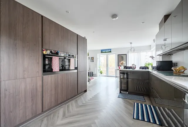 Photo 2 — Hallowes Close, Redhill, RH1 4EB