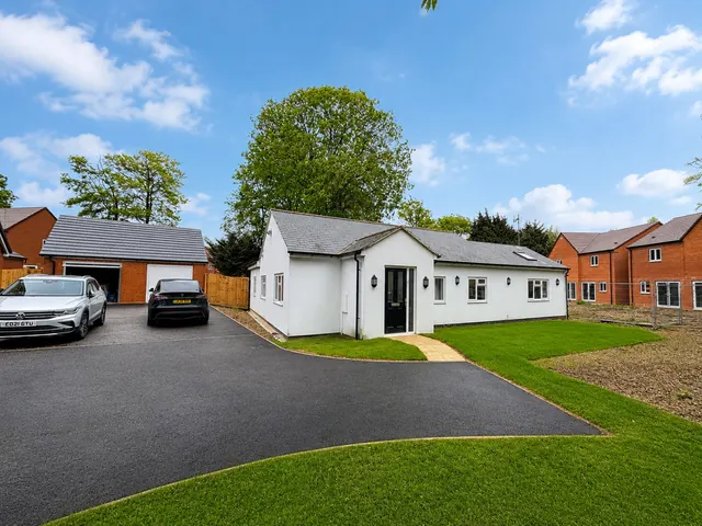 La Villetta, Bury Spinney Thorn Road, Dunstable, Houghton Regis, LU5 6JQ, photo 1