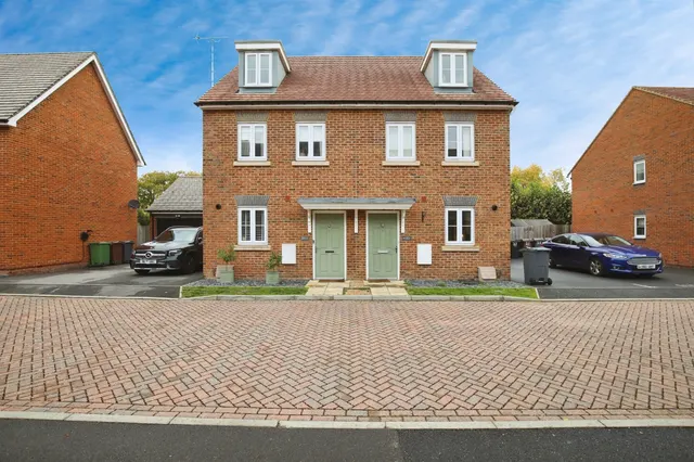 Lapstone Crescent, Picket Piece, SP11, photo 1