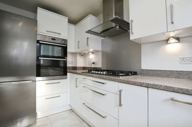 Lapstone Crescent, Picket Piece, SP11, photo 3