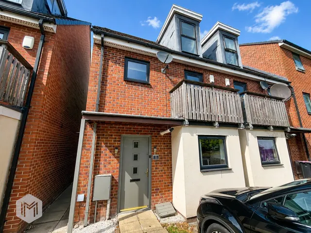 Queensway, Clifton, Swinton, Manchester, M27 8QE, photo 1