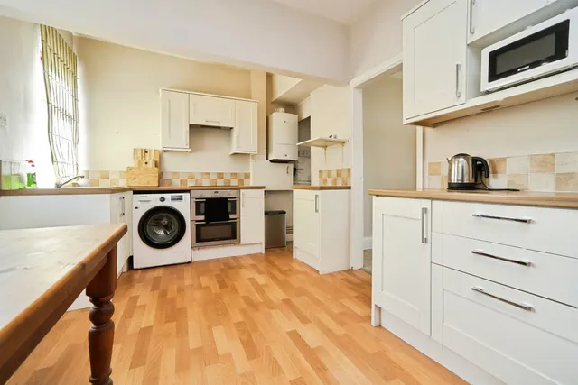 Rufford Drive, Yeadon, LS19, photo 3
