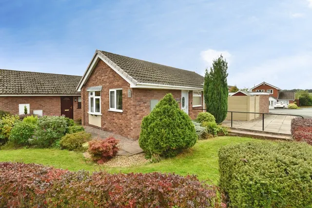 Carlton Avenue, Newcastle, ST5, photo 1