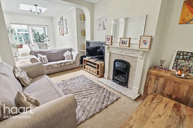 Bawdsey Avenue, Newbury Park, IG2, photo 3