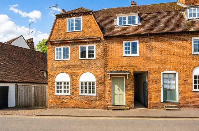 Bridge Square, Farnham, GU9, photo 1