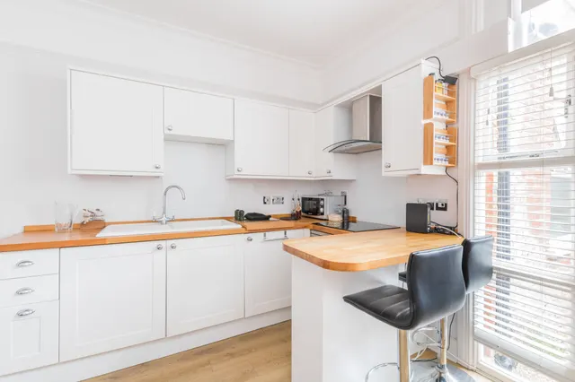 Photo 3 — Flat 2, 173 Archway Road, London