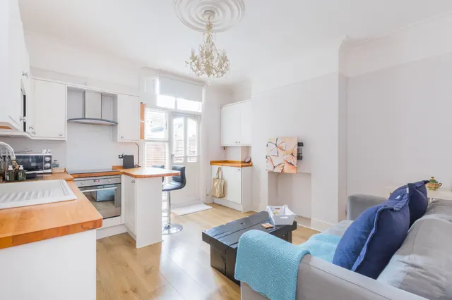 Photo 2 — Flat 2, 173 Archway Road, London
