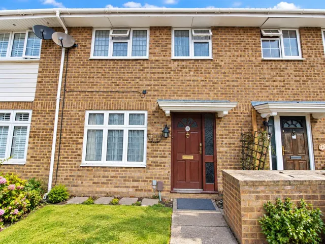 3 bedroom house — Myrtle Close