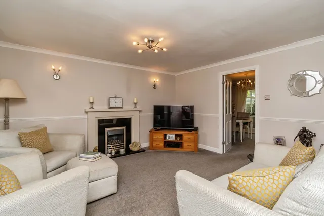 Oakwood Close, Essington, WV11, photo 2