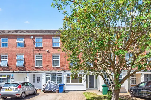Holden Road, London, photo 1