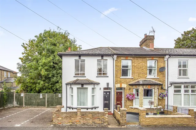 3 bedroom house — Alexandra Road, Uxbridge, UB8 2PQ