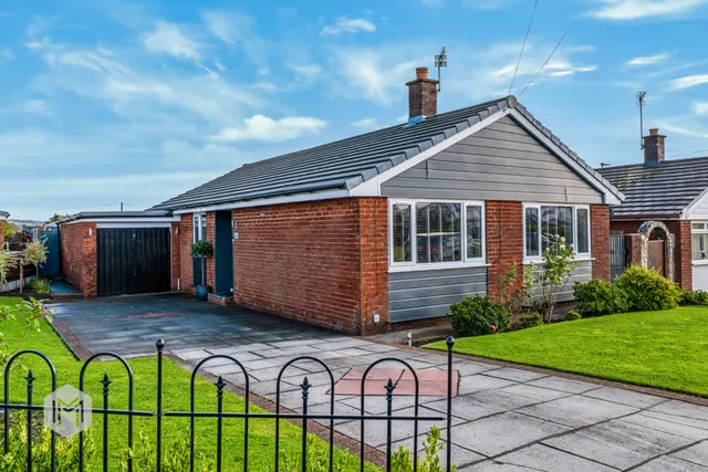 Fulwood Close, Bury, BL8, photo 1