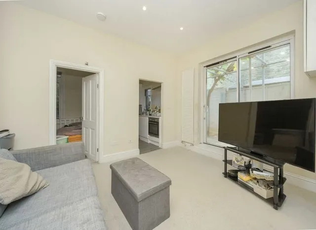Pavilion Terrace, Shepherd's Bush, W12, photo 2
