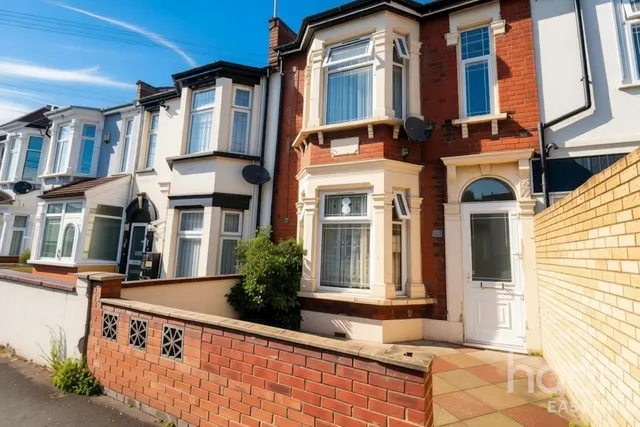 Sheridan Road, London, E12, photo 1