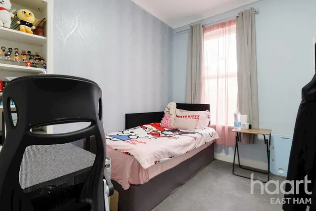 Sheridan Road, London, E12, photo 3