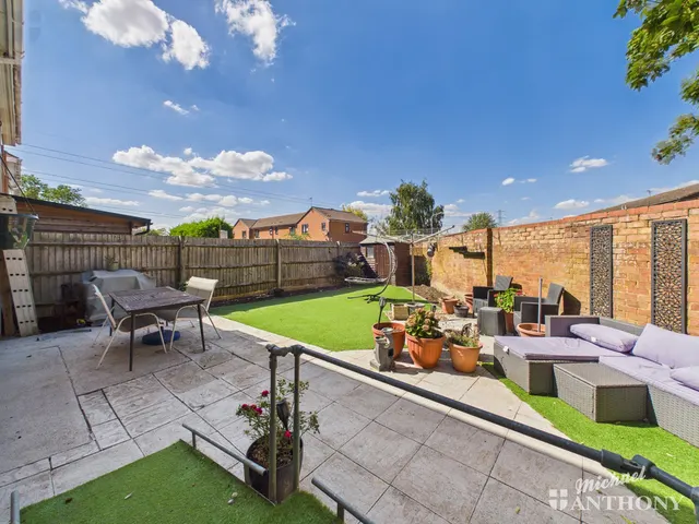 Photo 3 — Tamar Close, Aylesbury, HP21 9HG