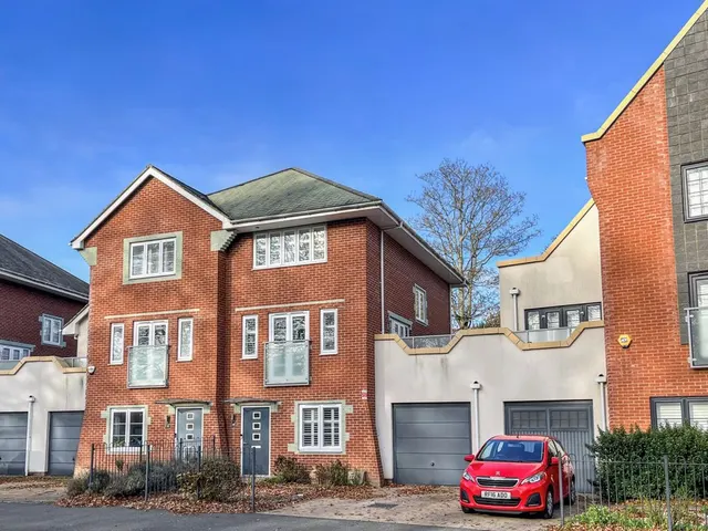 Kennedy Avenue, High Wycombe HP11 1BX, photo 1