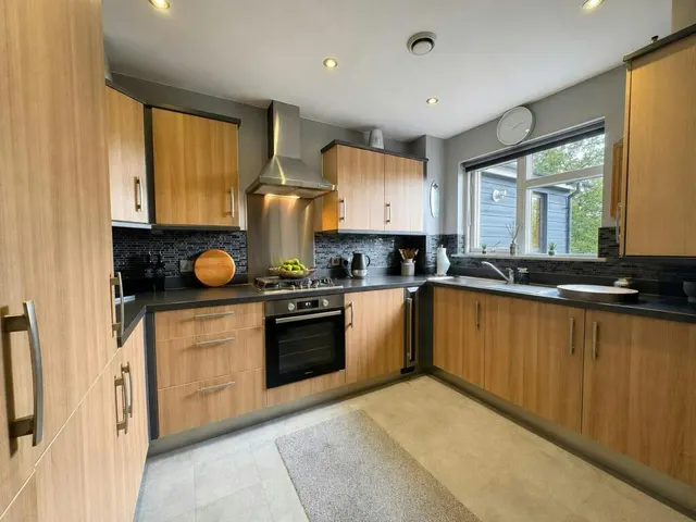 Photo 3 — Whitmore Way, Horley, RH6