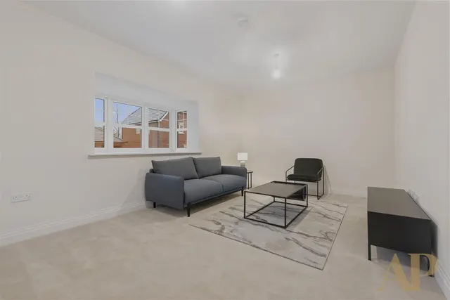 Photo 3 — Oakdale Road, Maidenhead SL6 2FJ