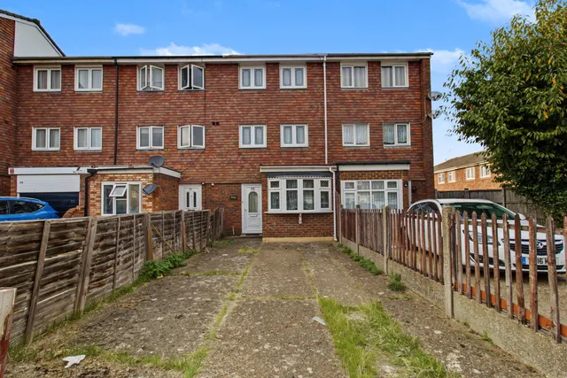 Sevenoaks Close, Romford, RM3, photo 1