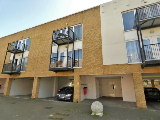 Spencer Court, Gravesend, Kent, photo 1