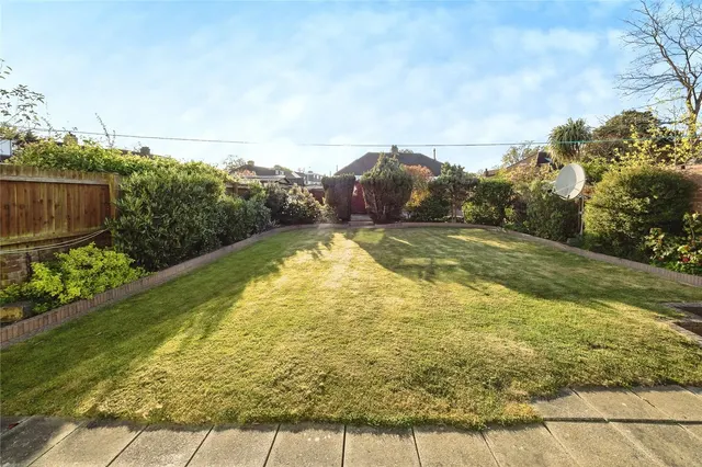 Photo 3 — Grosvenor Drive, Hornchurch, RM11