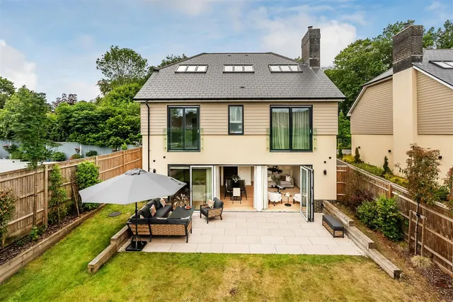 Foxley Place, Fetcham, KT22, photo 2