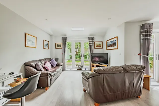 Warren Drive, Crawley, RH11, photo 3