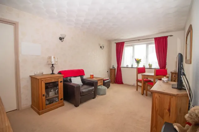 Photo 2 — 39 Stakes Road, Purbrook, PO7 5XT