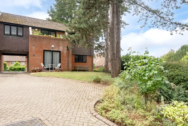 Harrowlands Park, Dorking, RH4, photo 1