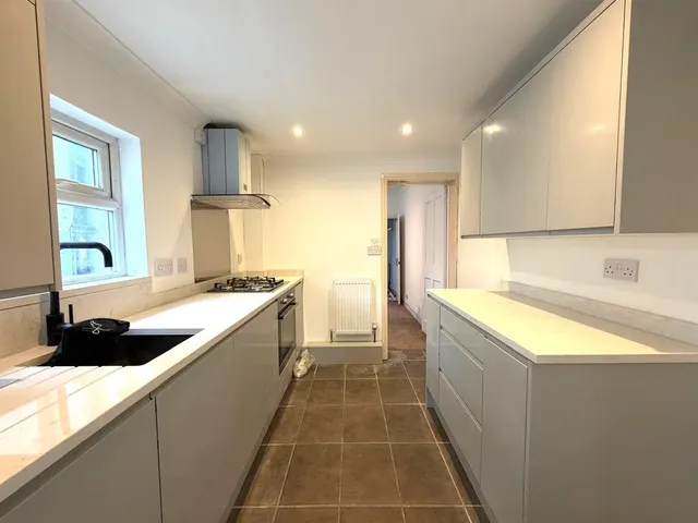 Watling Street, Rochester ME2 3NY, photo 1