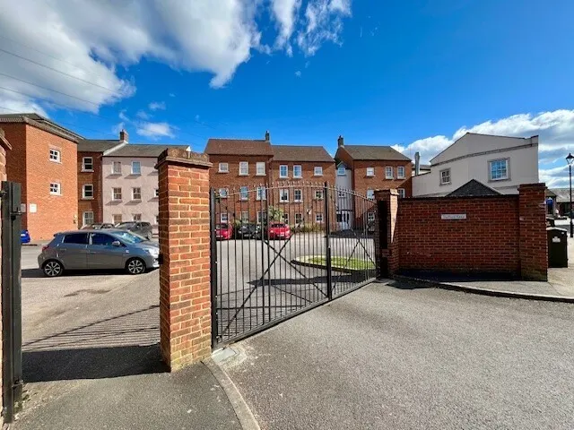 Stafford Keep, Fairford Leys, HP19, photo 1