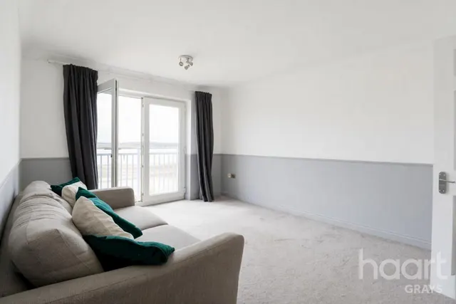 Worthing Close, RM17, photo 2