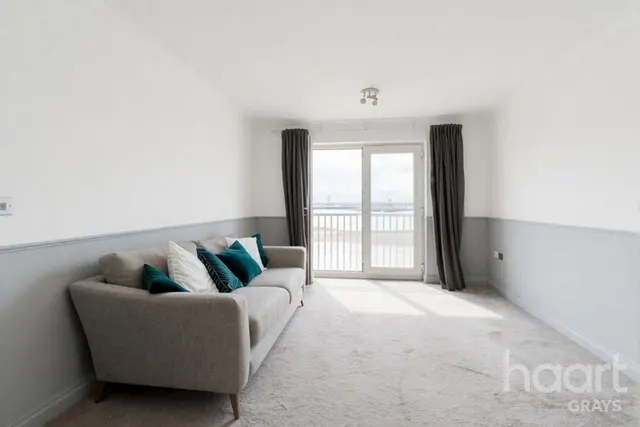 Worthing Close, RM17, photo 3