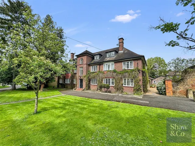 Castle Way, Feltham, photo 1