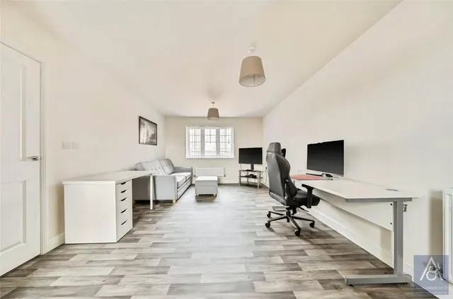 Kings Sutton Square, Buckingham, MK18, photo 2