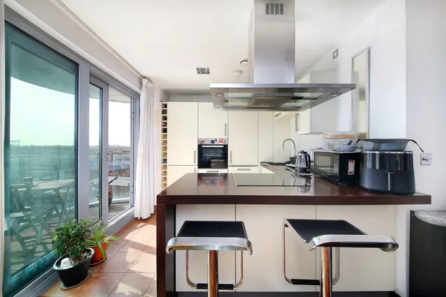Bridges Court Road, London, SW11, photo 2