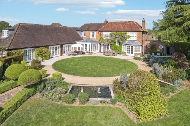 Three Households, Chalfont St. Giles, Buckinghamshire, HP8 4LW, photo 1