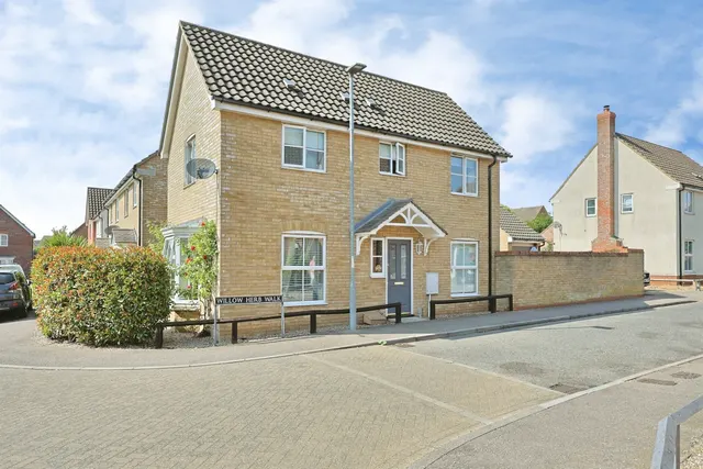 3 bedroom house — Willow Herb Walk, Wymondham