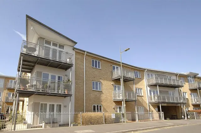 Isis House Bridge Wharf, Chertsey KT16 8LB, photo 1