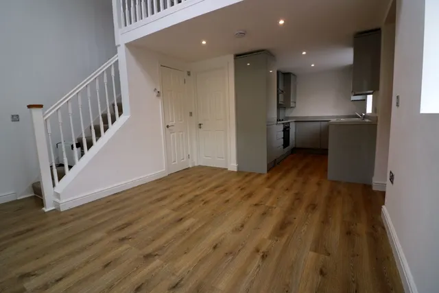 New Road, Middlesex Staines-upon-Thames, TW18, photo 3
