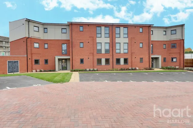 Blackthorn Drive, Harlow, CM17, photo 1