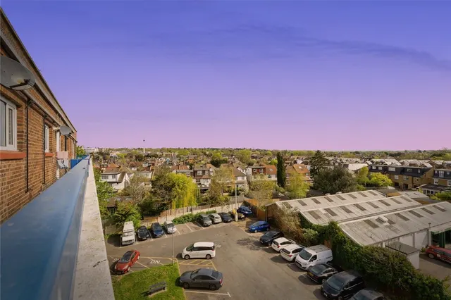 3 bedroom flat, Cambridge Gardens, Kingston upon Thames, KT1