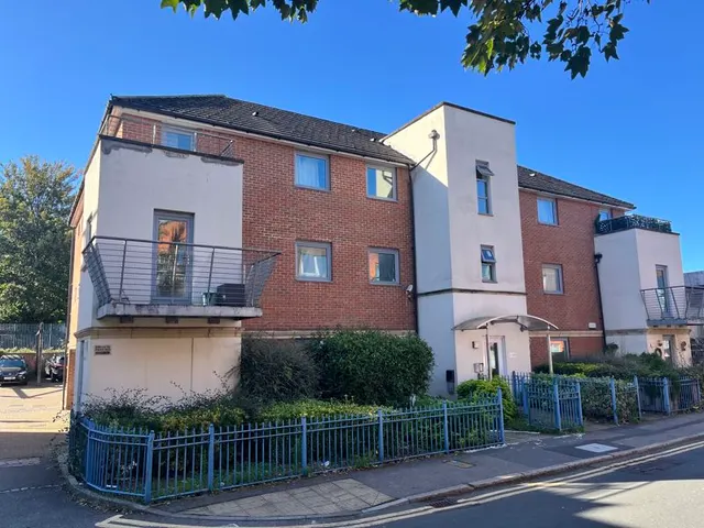 West End Road, High Wycombe HP11 2PW, photo 1