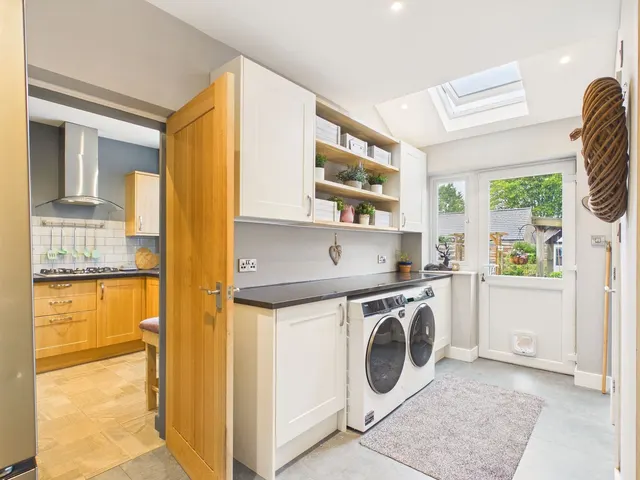 Guildford Grove, Middleton, M24, photo 3