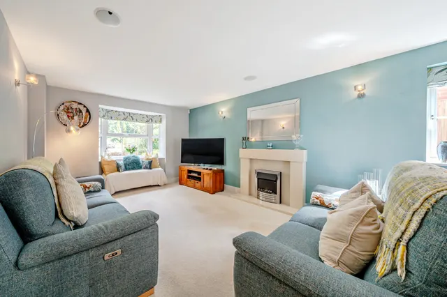 Photo 3 — Newbery Close, Caterham, CR3